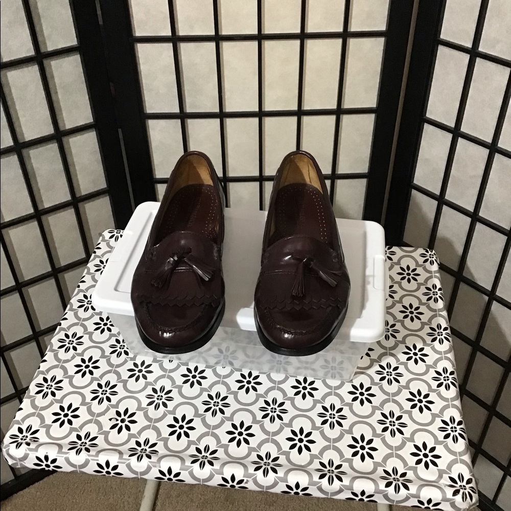G H Bass Men Tassel Leather Loafers. The color is Wine.